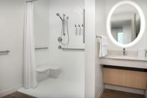梅森SpringHill Suites by Marriott Cincinnati Mason的带淋浴、水槽和镜子的浴室