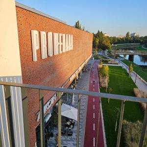 un bâtiment en briques avec le signe phillips sur celui-ci dans l'établissement Apartmán PROMENÁDA, à Nitra