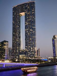 The Star @ Address Beach Residence في دبي: مبنى طويل وامامه قارب