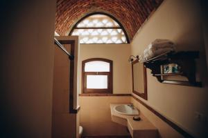 baño con lavabo y ventana en Tzila Bahariya, en Az Zaytūn