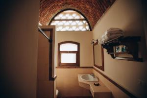 a bathroom with a sink and a window at Tzila Bahariya in Az Zaytūn