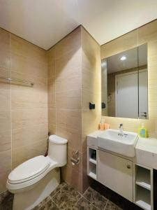 uma casa de banho com um WC e um lavatório em VNRooms - 2BR Vinhomes D'Capitale/ LAKE VIEW/ 23Fl em Hanói
