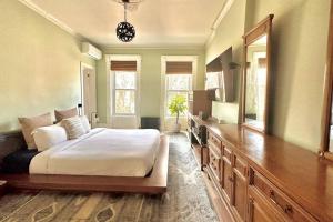 a bedroom with a large bed and a large mirror at Relaxing & cozy SPA. apt in Brooklyn mins to MHTN in Brooklyn