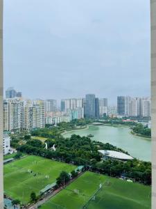 uma vista aérea de um parque com um lago e edifícios em VNRooms - 2BR Vinhomes D'Capitale/ LAKE VIEW/ 23Fl em Hanói