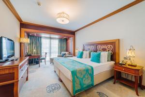 Телевизор и/или развлекательный центр в The Arkin Colony Hotel