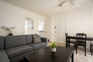 Χώρος καθιστικού στο Centrally Located 2BR Apt in DTLA near K-town