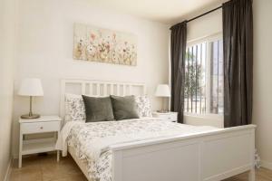 biała sypialnia z łóżkiem i oknem w obiekcie Centrally Located 2BR Apt in DTLA near K-town w Los Angeles