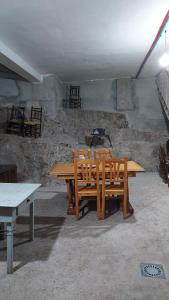 una mesa de picnic y sillas en una habitación en Casa rural Puente Mocho, en Ledesma