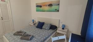 Un pequeño dormitorio con una cama con almohadas azules. en Apartamento Oasis Azul, vista oceano., en Puerto del Carmen