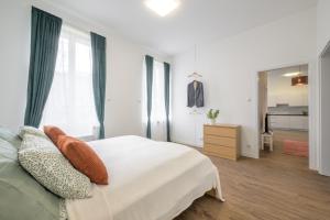 ein Schlafzimmer mit einem weißen Bett und einem großen Fenster in der Unterkunft Millenium Spa Relax in Budapest