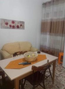 sala de estar con mesa y sofá en Vento di Scirocco, en Pozzallo