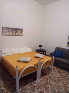 1 cama con 2 almohadas en una habitación en Vento di Scirocco, en Pozzallo