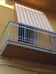 einen Balkon an der Seite eines Gebäudes in der Unterkunft Vento di Scirocco in Pozzallo
