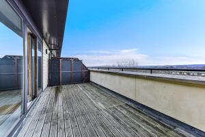 einen Balkon eines Gebäudes mit Blick auf den Horizont in der Unterkunft Large Group & Contractor Booking! Duplex w/Parking in Milton Keynes
