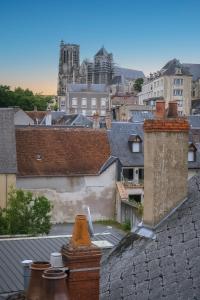 une vue sur une ville depuis les toits des bâtiments dans l'établissement Vue sur la cathédrale - Au cœur de Bourges, à Bourges