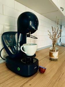 eine Kaffeemaschine auf einer Theke mit einer Tasse in der Unterkunft Velvet Vista in Štip