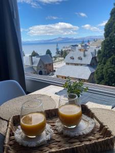 una bandeja con dos vasos de zumo de naranja en una mesa en Patagonia Center en San Carlos de Bariloche