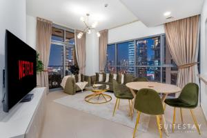 Posezení v ubytování Comfortable New Apartment with Burj Khalifa View