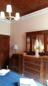 a bedroom with a wooden dresser and a lamp at Casa San Francesco in Agnone