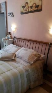 ein Schlafzimmer mit einem Bett mit zwei Babys an der Wand in der Unterkunft Casa San Francesco in Agnone