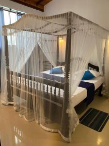 Postel nebo postele na pokoji v ubytování Unawatuna Beach Bungalow -