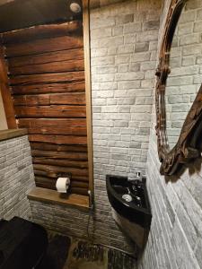 W łazience znajduje się czarna umywalka i lustro. w obiekcie Järvenrantamökki poreammeella 