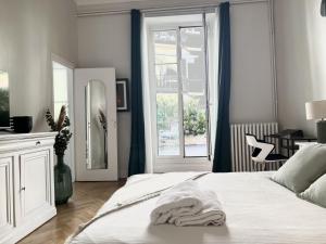 a bedroom with a bed with a mirror and a window at Sublime Appartement de 105 m2 dans l'hyper centre avec Terrasse et parking à 5 min de la mer in Nice