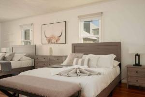 a bedroom with two beds with horns on the wall at Stunning 1BR in Silver Lake 10mins away from DTLA in Glendale