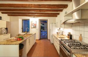 Köök või kööginurk majutusasutuses Demeure de 15 chambres avec piscine privee jardin clos et wifi a Satillieu