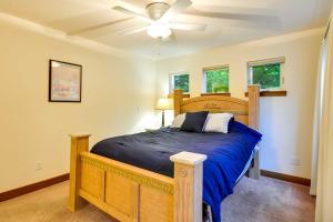 1 dormitorio con cama de madera y ventilador de techo en Dog-Friendly Milwaukie Home 9 Mi to Dtwn Portland, en Milwaukie