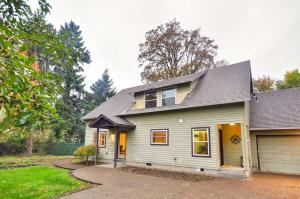 una casa blanca con techo gris en Dog-Friendly Milwaukie Home 9 Mi to Dtwn Portland, en Milwaukie