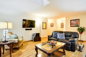 uma sala de estar com um sofá e uma mesa em Milwaukie Home with Covered Porch Dogs Welcome! em Milwaukie