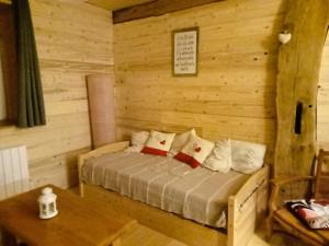 Charmant Gite 4 Places dans le Jura في Marigny: غرفة نوم مع سرير في كابينة خشب