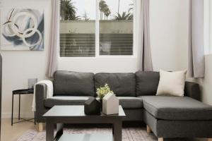 Cozy 2BR Condo near Beverly Hills and Culver City