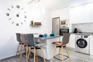 A kitchen or kitchenette at Home2Book Palm Beach & Relax