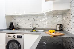 A kitchen or kitchenette at Home2Book Palm Beach & Relax