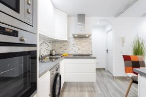A kitchen or kitchenette at Home2Book Palm Beach & Relax