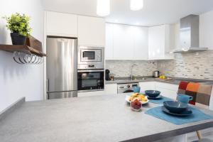 A kitchen or kitchenette at Home2Book Palm Beach & Relax