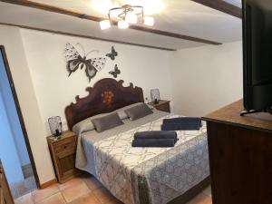 a bedroom with a bed with butterflies on the wall at Esencia de Arcos in Arcos de la Frontera