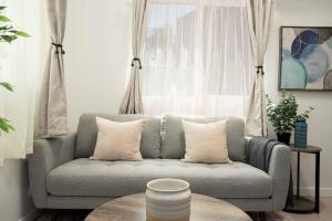 Chic 2BR Condo near Beverly Hills and Culver City