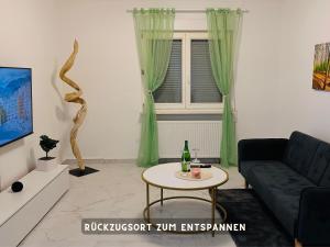 sala de estar con sofá y mesa en Suite Lombardi - Terrasse, Babybett, Doppelbett, Waschmaschine, Ruhige Lage, en Bieber