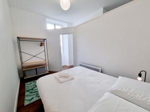 Postel nebo postele na pokoji v ubytování Plateau d'Angoulême proche bus et commerces