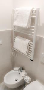 uma casa de banho branca com um WC e um lavatório em Barberini Bright Apartment em Roma