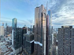 een luchtzicht op een stad met hoge gebouwen bij Best View 2br1ba 40floor In Cbd Balcony Wifi in Melbourne