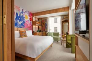 Cette chambre comprend un lit et une télévision. dans l'établissement The BoTree - Preferred Hotels and Resorts, à Londres