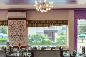 Restoran või mõni muu söögikoht majutusasutuses Vesta Avtar Resort Pushkar
