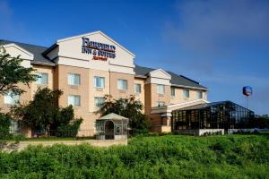 a hotel with a sign on the front of it at Fairfield Inn & Suites Indianapolis East in Indianapolis