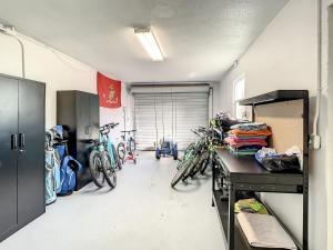 una habitación con bicicletas estacionadas en un garaje en AMI, IMG, Beach, Bikes, Golf, Hottub, Fish, Beach, BBQ, SRQ, en Bradenton