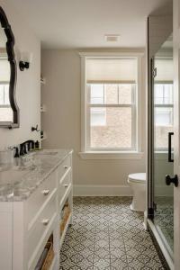 een witte badkamer met een toilet en een raam bij Shurs Lane Cottage, EV Charging, Free Parking in Philadelphia