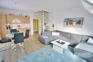 sala de estar con sofá y mesa en Rahlstedter Str 8 App 8, en Grömitz